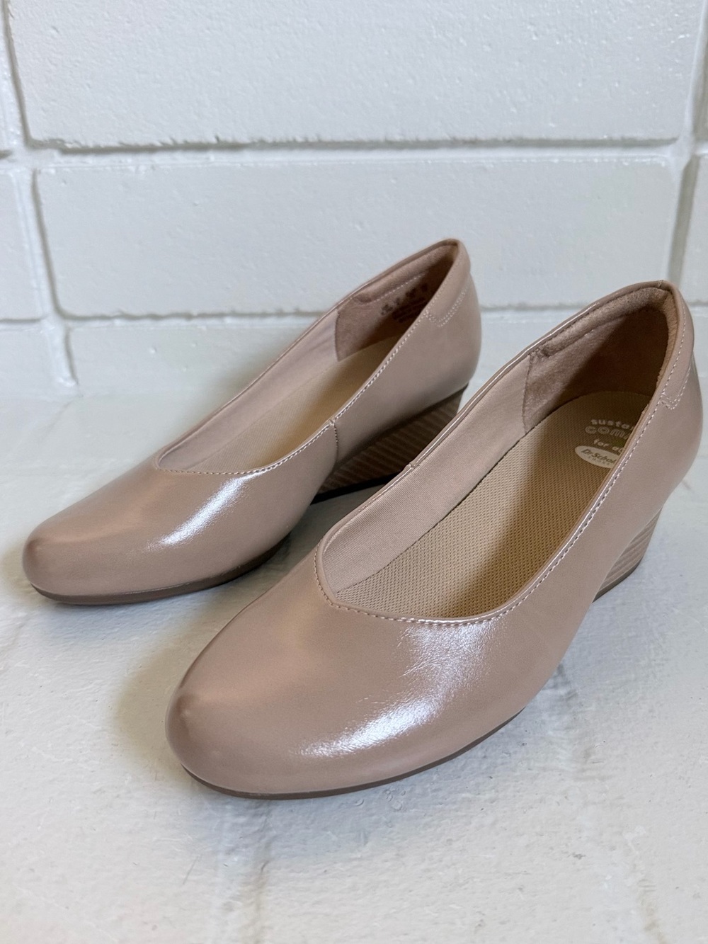 Dr. Scholl's ‘Be Ready’ Tan Low Wedge Pumps in Glossy Tan, Sz 8.5
